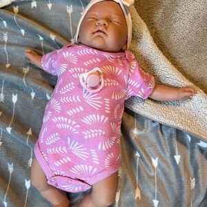 Realistic reborn baby girl (fake) comes with clothes and accessories
